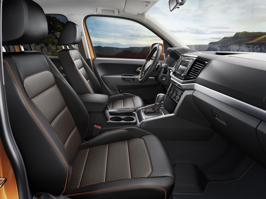 Интерьер Volkswagen Amarok Double Cab Canyon 2016 года  (фото 2 из 3)